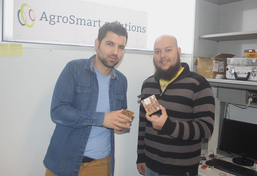 Los emprendedores de AgroSmart junto a las placas que están desarrollando
