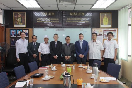 Juan Manuel Corchado con representantes de la UTM.