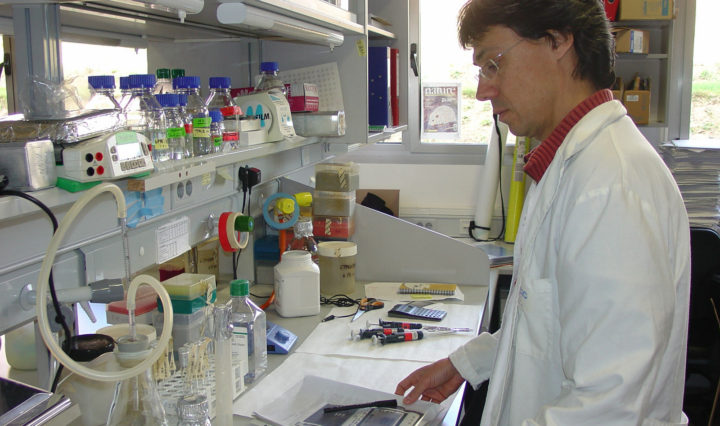 Felipe Pimentel en el laboratorio